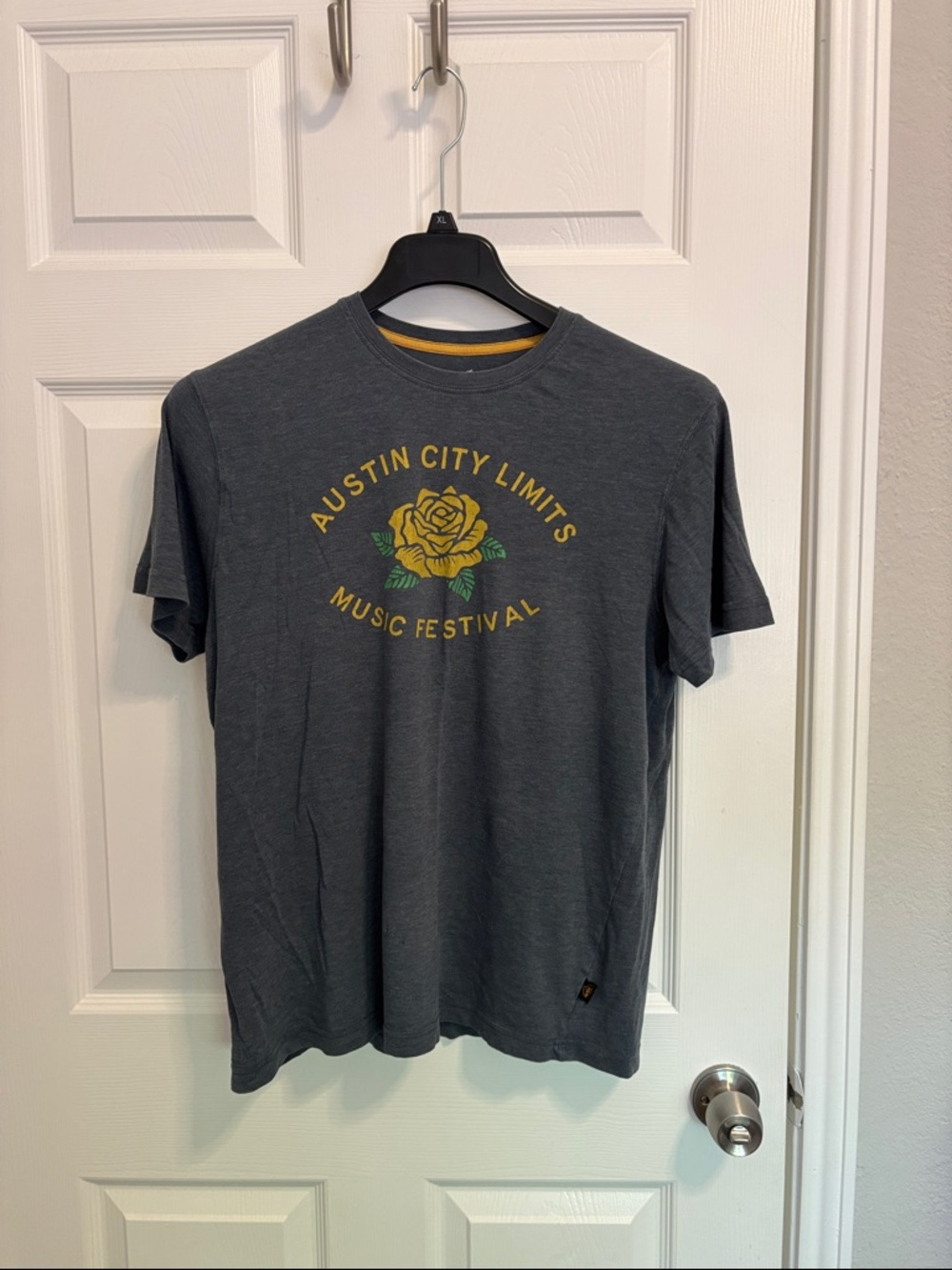 2016 ACL Howler Brothers Charcoal Gray Tee with Yellow Rose Graphic m26